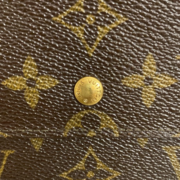 Louis Vuitton Monogram Sarah Wallet - Picture 3 of 16